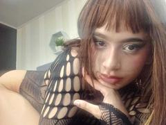 EllieDubois - female with brown hair and  big tits webcam at LiveJasmin