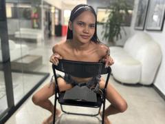 CaraSaenz - female with black hair webcam at xLoveCam