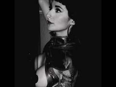 Carll - female with black hair webcam at xLoveCam