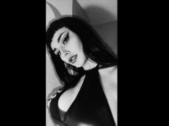 Carll - female with black hair webcam at xLoveCam
