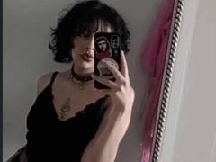 CarlyBlaze - female with black hair webcam at xLoveCam