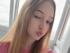 CarlynFreiser - blond female webcam at xLoveCam