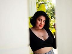 Caroline_Muller - female with black hair webcam at ImLive