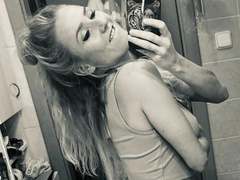 CarrieMillerX-hot - blond female webcam at xLoveCam