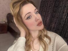 CarryParker - female with brown hair webcam at xLoveCam