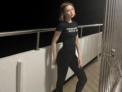 CheliaFloerke - female with brown hair webcam at xLoveCam