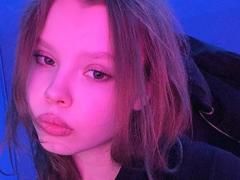 CheliaFloerke - female with brown hair webcam at xLoveCam