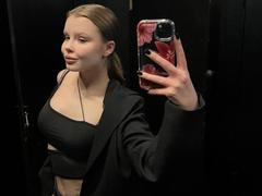 CheliaFloerke - female with brown hair webcam at xLoveCam