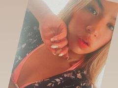 ChloeDeluxeX - female with brown hair webcam at xLoveCam