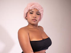 ChrystalFiore - female with black hair and  big tits webcam at xLoveCam