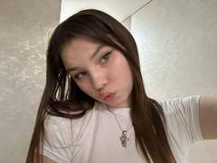ClementinaSwantek - female with brown hair webcam at xLoveCam