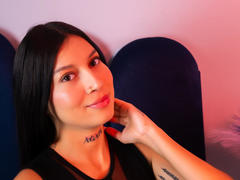 CloeThonsom - female with brown hair webcam at xLoveCam