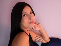 CloeThonsom - female with brown hair webcam at xLoveCam