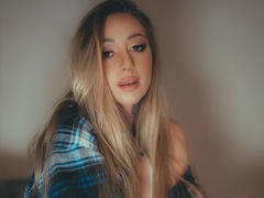 CoralieFlower from xLoveCam