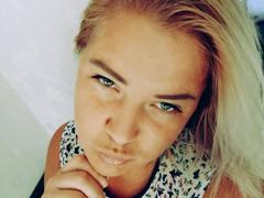 CurlyDreams - blond female webcam at xLoveCam