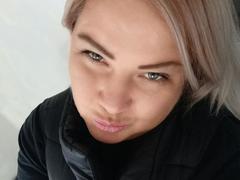 CurlyDreams - blond female webcam at xLoveCam