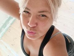 CurlyDreams - blond female webcam at xLoveCam