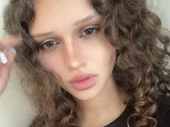 CurlyElina - female with brown hair webcam at xLoveCam