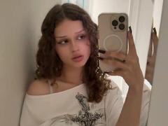 CurlyElina - female with brown hair webcam at xLoveCam