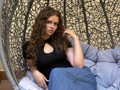 CurlyElina - female with brown hair webcam at xLoveCam