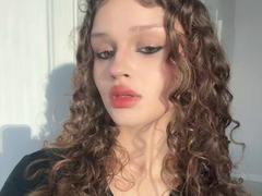 CurlyElina - female with brown hair webcam at xLoveCam