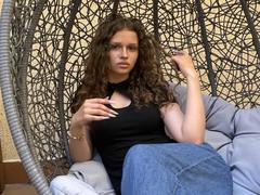 CurlyElina - female with brown hair webcam at xLoveCam