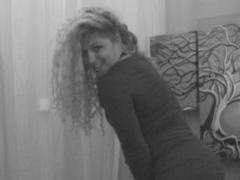 CurlySmile - blond female webcam at xLoveCam
