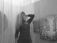 CurlySmile - blond female webcam at xLoveCam