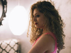 CurlySmile - blond female webcam at xLoveCam