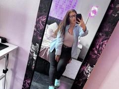 CurvyAlexaa-hot - female with brown hair webcam at xLoveCam