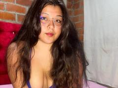CurvyHotElaine - female with black hair webcam at xLoveCam