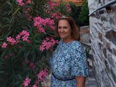 CurvySweetGirl - female with brown hair and  big tits webcam at xLoveCam