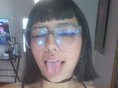CuteH - female webcam at xLoveCam