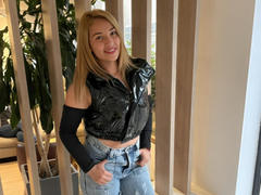 DaiyanCollins - blond female webcam at xLoveCam