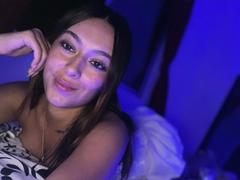 DamiAmbani - female with brown hair webcam at xLoveCam