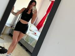 DamiAmbani - female with brown hair webcam at xLoveCam