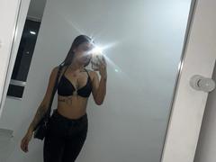 DamiAmbani - female with brown hair webcam at xLoveCam