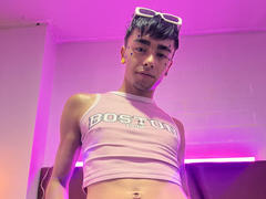 DamianKing - shemale webcam at xLoveCam