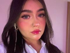 Daniela_Ruiz - female with brown hair webcam at ImLive