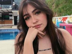 Daniela_Ruiz - female with brown hair webcam at ImLive