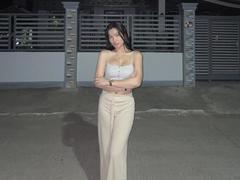 DaphneyLove - shemale with black hair webcam at xLoveCam