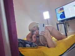 DarkCurvyLady - female with black hair webcam at xLoveCam