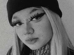 DarkCurvyLady - female with black hair webcam at xLoveCam