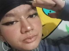 DarkCurvyLady - female with black hair webcam at xLoveCam