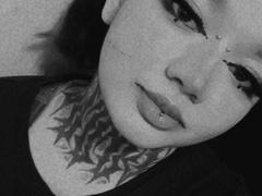 DarkCurvyLady - female with black hair webcam at xLoveCam