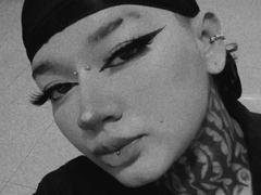 DarkCurvyLady - female with black hair webcam at xLoveCam