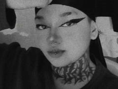 DarkCurvyLady - female with black hair webcam at xLoveCam