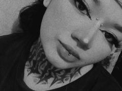 DarkCurvyLady - female with black hair webcam at xLoveCam