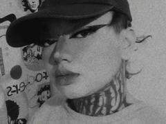 DarkCurvyLady - female with black hair webcam at xLoveCam