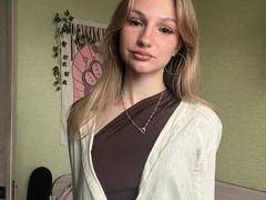 DeanaGramlich - female with brown hair and  big tits webcam at xLoveCam